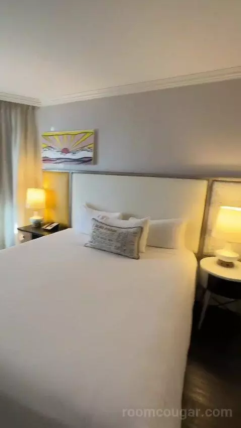 Cool King Room (#914) bed picture #5