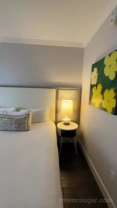 Cool King Room (#914) bed picture #8