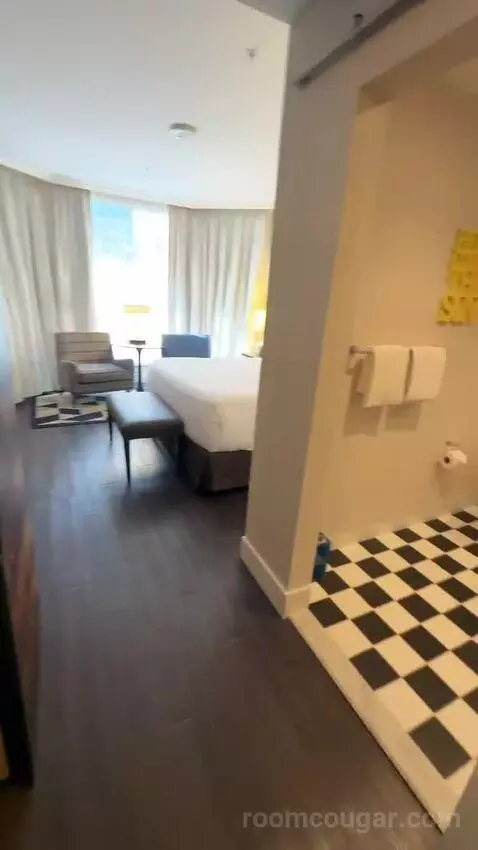 Cool King Room (#914) picture #3