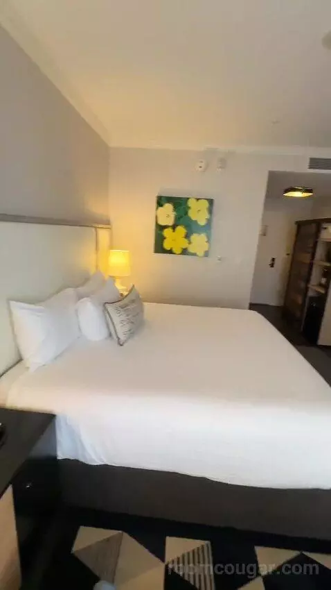 Cool King Room (#914) bed picture #11