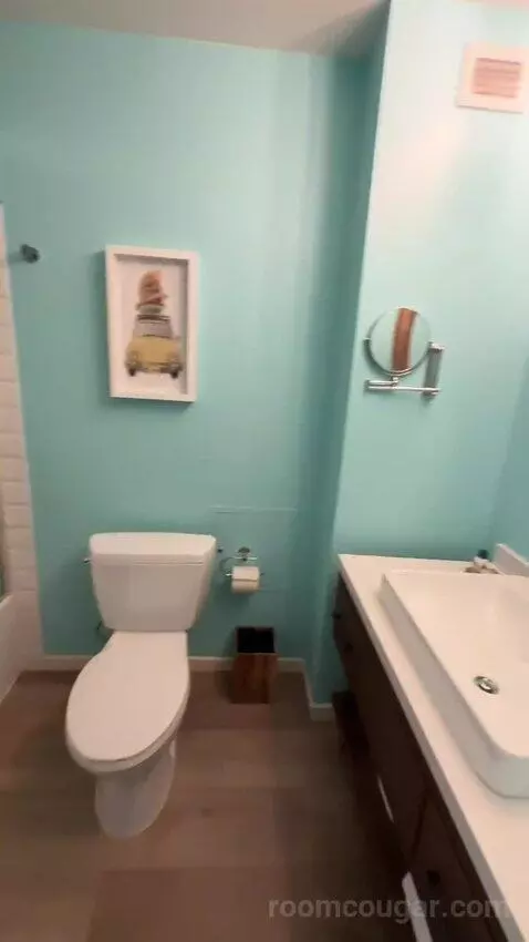 Deluxe King Room (#1021) bathroom picture #1