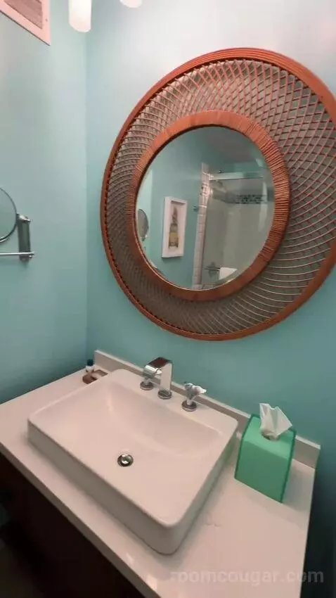 Deluxe King Room (#1021) bathroom picture #4