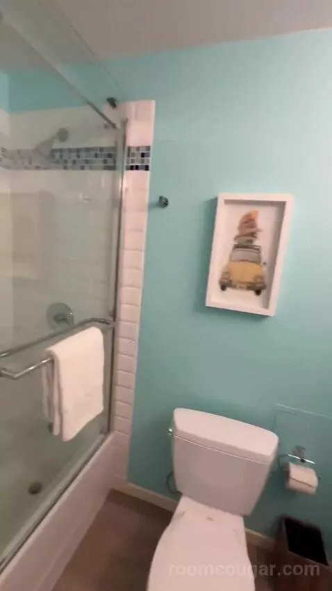 Deluxe King Room (#1021) bathroom picture #5