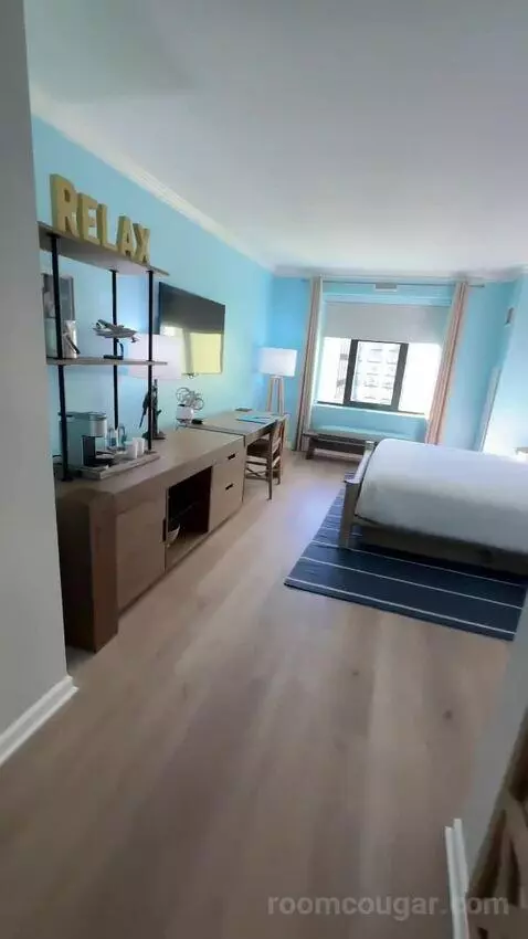 Deluxe King Room (#1021) bed picture #2