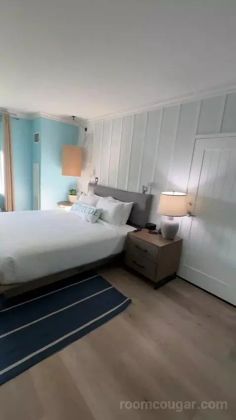 Deluxe King Room (#1021) bed picture #6