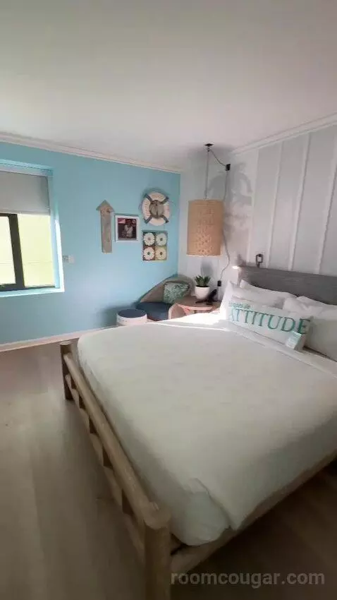 Standard ADA-Accessible King Room (#1019) bed picture #5
