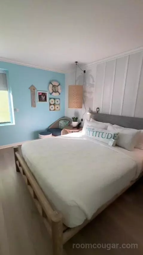Standard ADA-Accessible King Room (#1019) bed picture #6