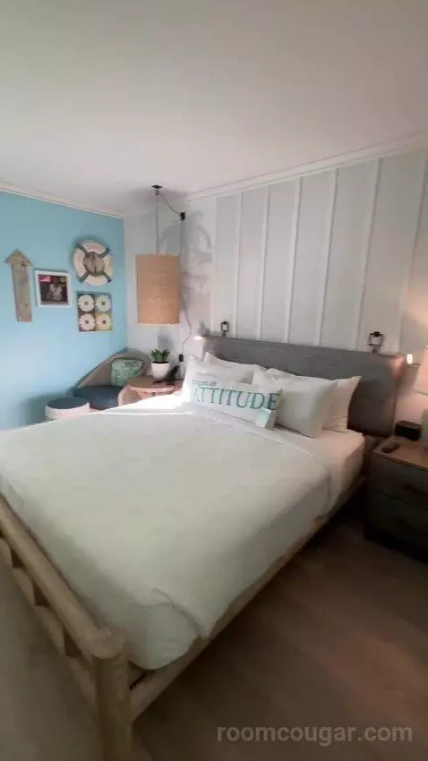 Standard ADA-Accessible King Room (#1019) bed picture #8