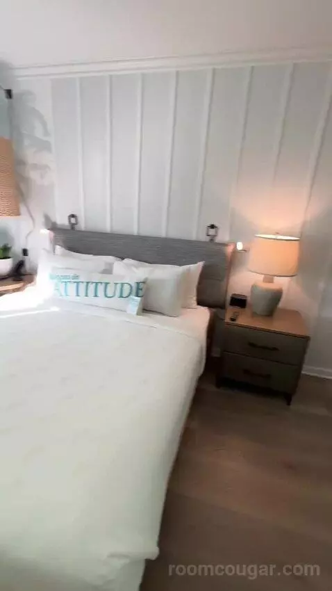 Standard ADA-Accessible King Room (#1019) bed picture #9