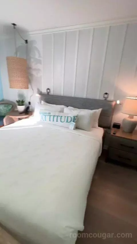 Standard ADA-Accessible King Room (#1019) bed picture #10