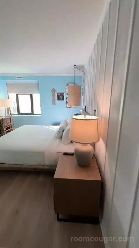 Standard ADA-Accessible King Room (#1019) bed picture #1