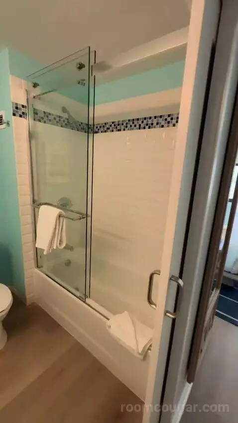 Standard King (#1016) bathroom picture #2