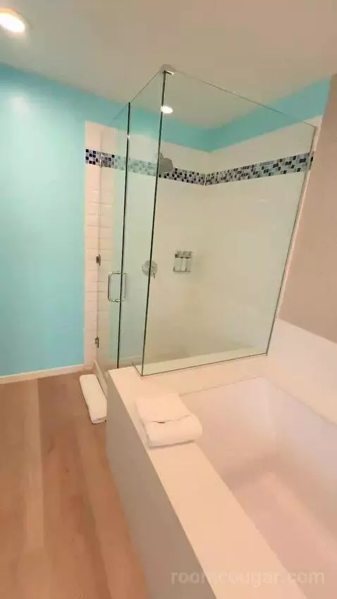 Premium King Spa Corner (#634) bathroom picture #8