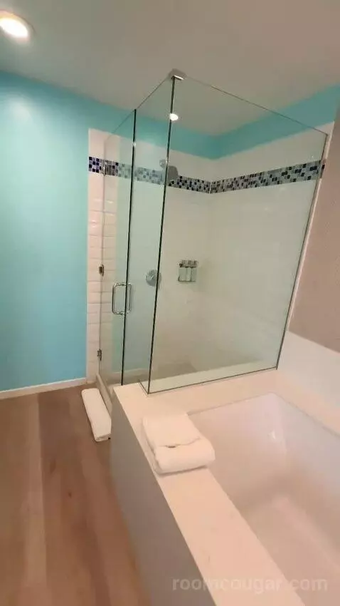 Premium King Spa Corner (#634) bathroom picture #9