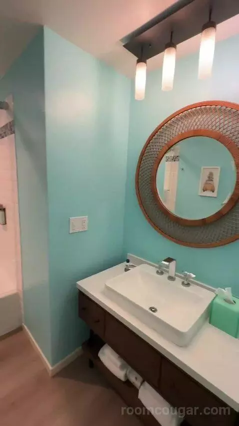 Deluxe King Corner (#535) bathroom picture #1