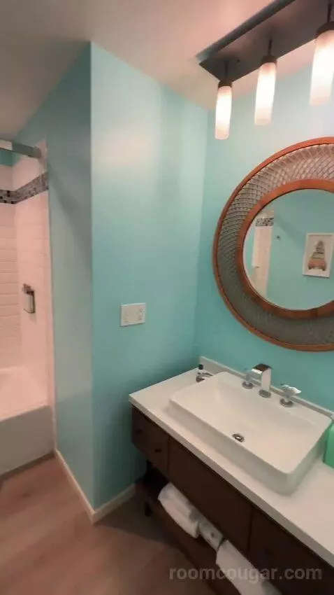 Deluxe King Corner (#535) bathroom picture #2