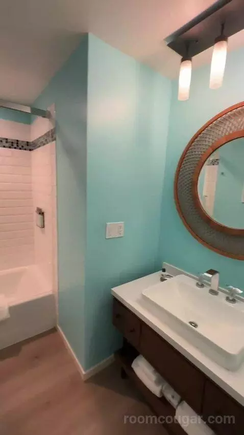 Deluxe King Corner (#535) bathroom picture #3