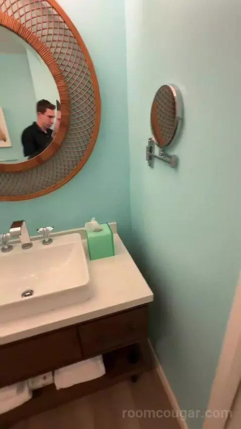 Deluxe King Corner (#535) bathroom picture #10