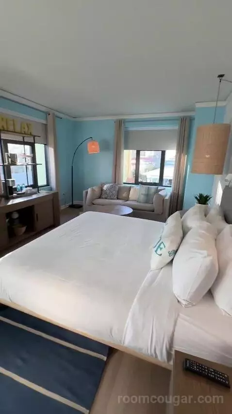 Deluxe King Corner (#535) bed picture #7