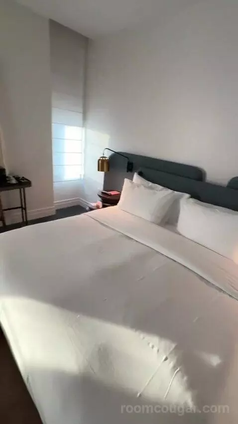 King Room with City View (#1906) bed picture #3