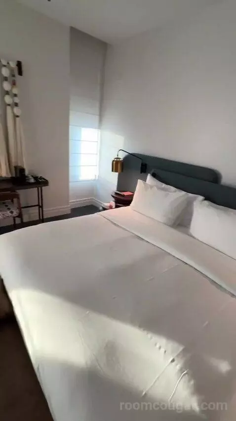 King Room with City View (#1906) bed picture #4