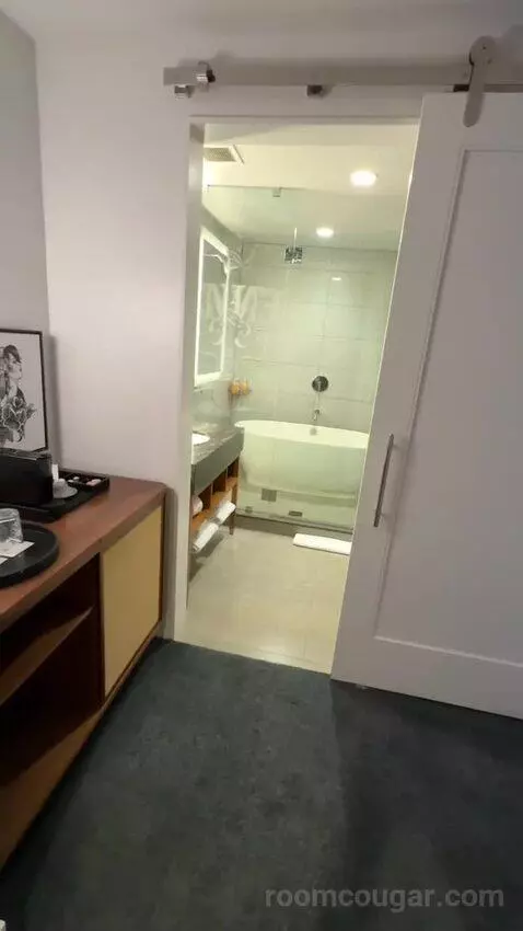 One-Bedroom King Studio Suite with Harbour View (#1708) bathroom picture #2