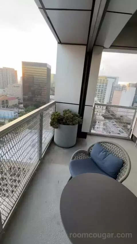 One-Bedroom King Studio Suite with Harbour View (#1708) view picture #3