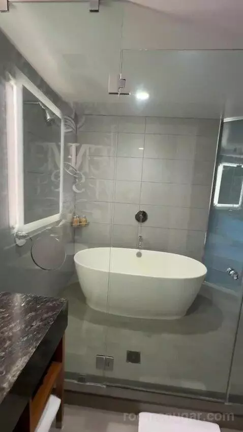 One-Bedroom King Studio Suite with Harbour View (#1708) bathroom picture #7