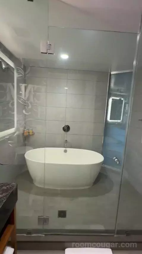 One-Bedroom King Studio Suite with Harbour View (#1708) bathroom picture #9