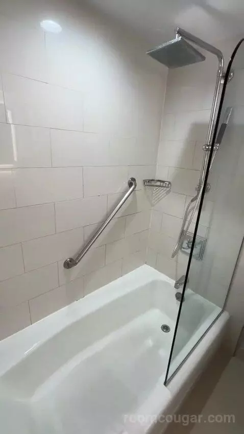 Double Room with Two Double Beds and City View (#821) bathroom picture #6