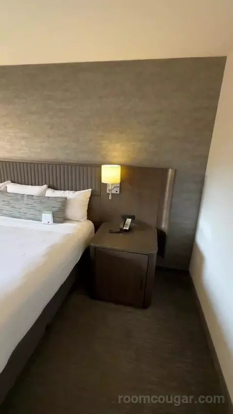 Premier King Room (#167) bed picture #2