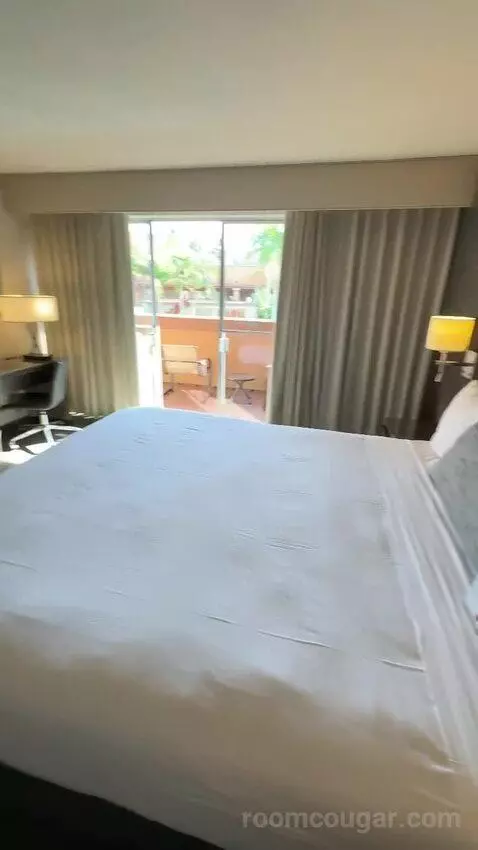 Premier King Room (#167) bed picture #5