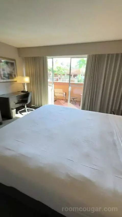Premier King Room (#167) bed picture #6