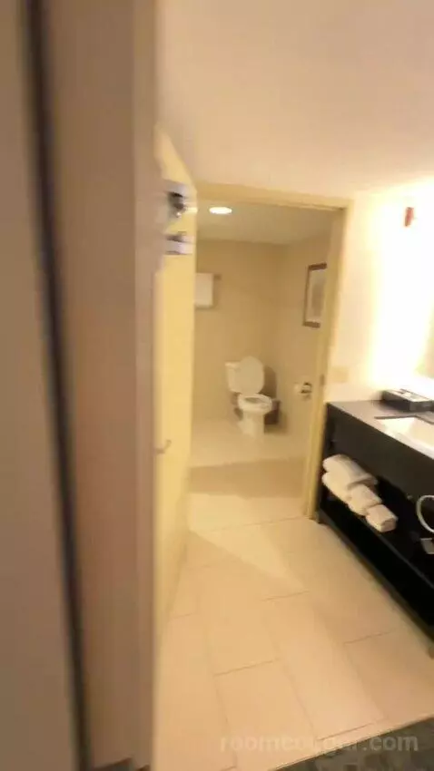 King Room (#306) bathroom picture #2