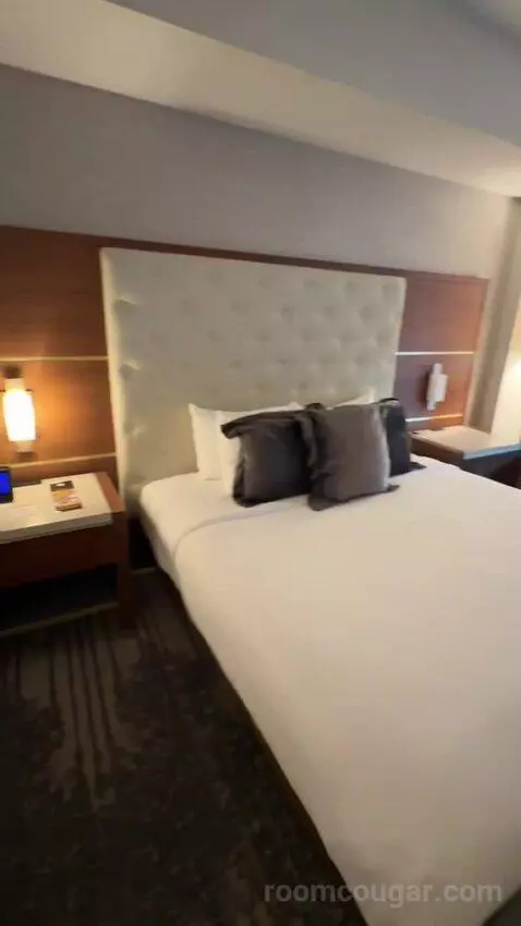 King Room (#107) bed picture #8