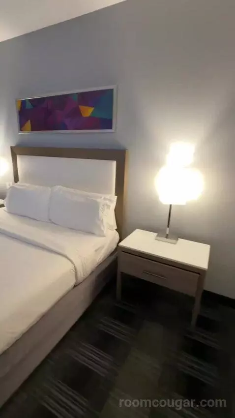 King Room (#127) bed picture #9