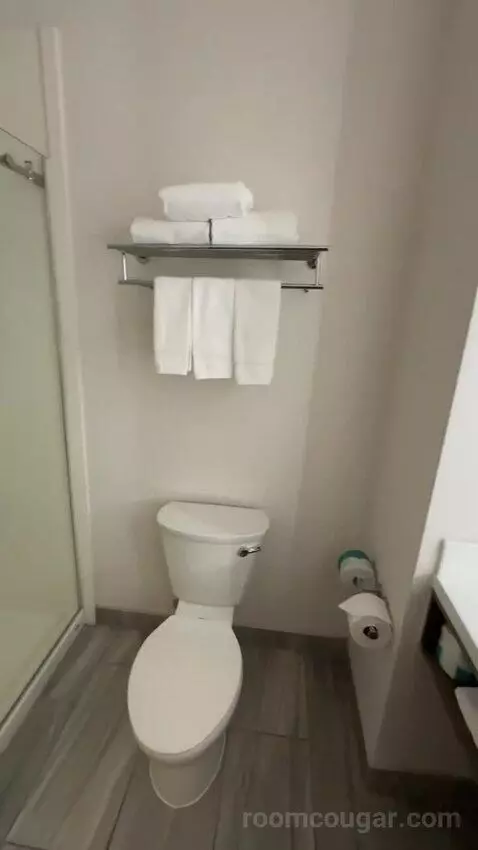 King Room (#127) bathroom picture #7