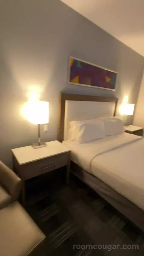 King Room (#127) bed picture #12