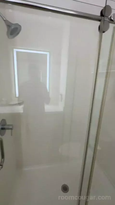 King Room (#127) bathroom picture #10