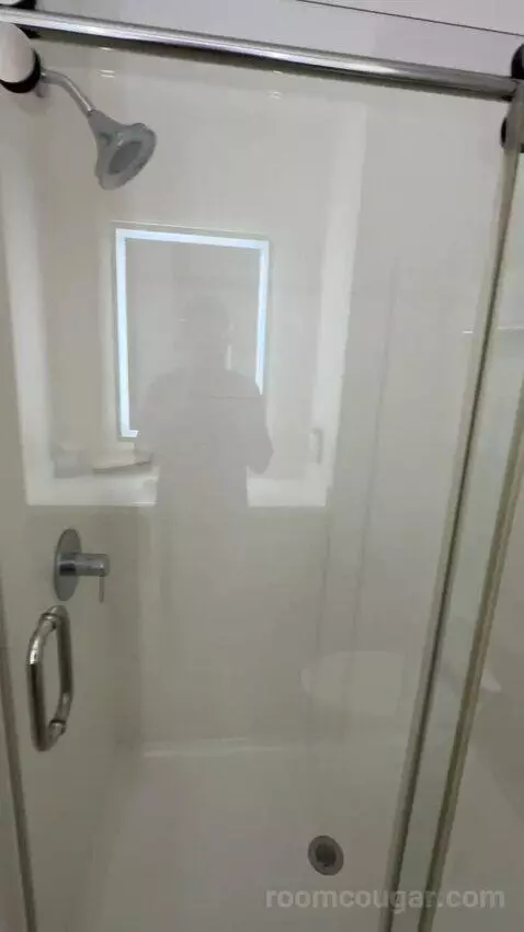 King Room (#127) bathroom picture #11