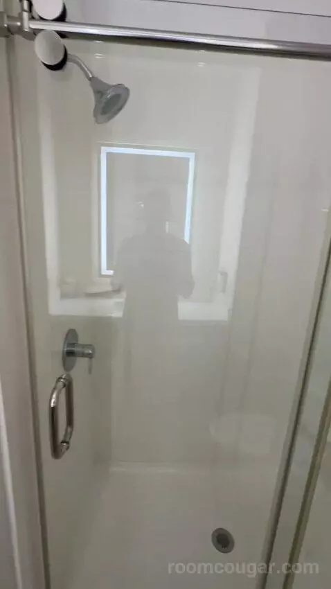 King Room (#127) bathroom picture #12