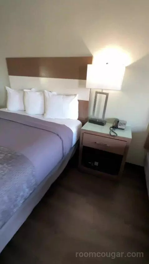Queen Room with Two Queen Beds (#119) bed picture #5
