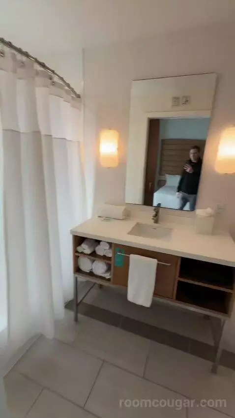 2 Quee, Balcony, Partial Ocean View (#208) bathroom picture #2