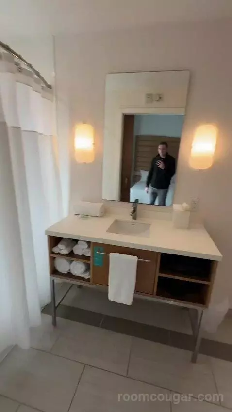 2 Quee, Balcony, Partial Ocean View (#208) bathroom picture #3