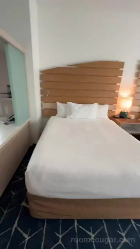 2 Quee, Balcony, Partial Ocean View (#208) bed picture #5