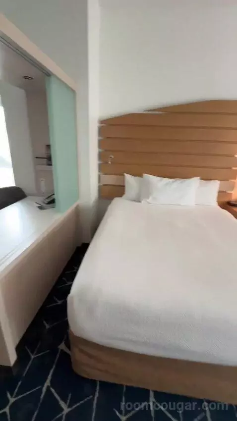 2 Quee, Balcony, Partial Ocean View (#208) bed picture #6