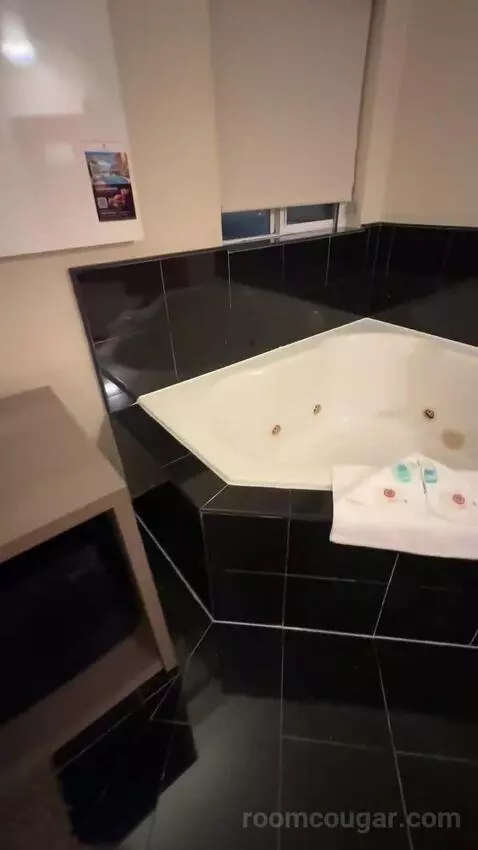 Hot Tub Suite, 1 King Bed, Sofa Bed (#318) bathroom picture #1