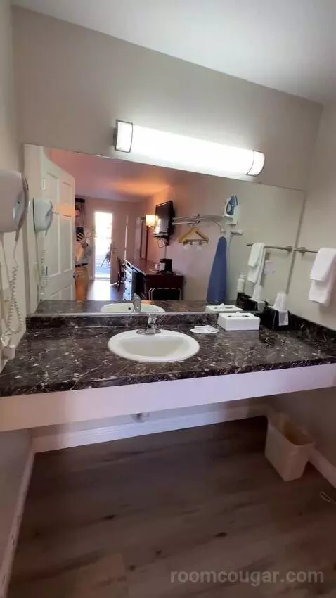 King Room (#114) bathroom picture #2