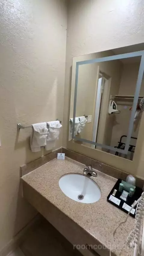 King Room (#108) bathroom picture #1