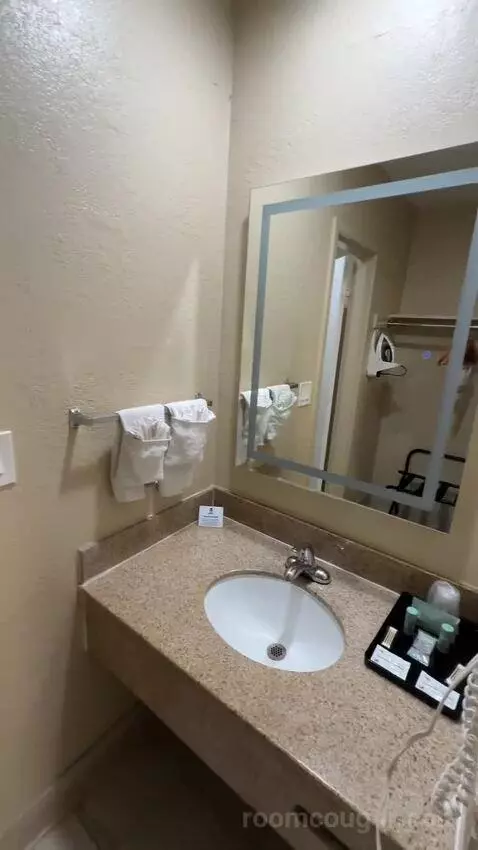 King Room (#108) bathroom picture #2